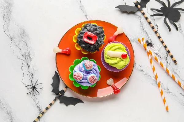 배경에 맛있는 할로윈 케이크 줄무늬 장식으로 — 스톡 사진