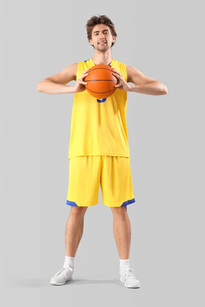 Porträt Eines Jungen Basketballspielers Gelber Uniform Mit Ball Auf Grauem — Stockfoto