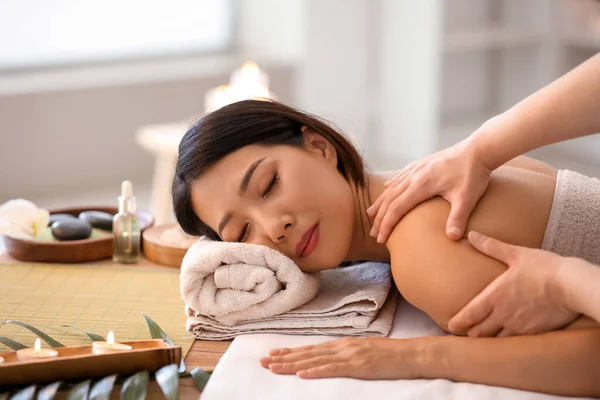 Jolie Jeune Asiatique Femme Ayant Massage Dans Spa Salon — Photo