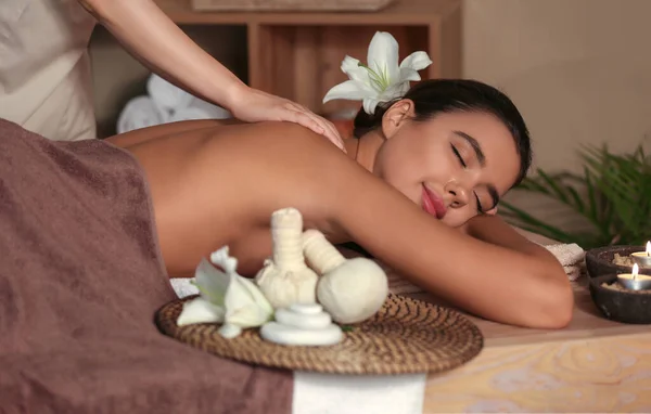 Smuk Kvinde Modtager Spa Massage Salon - Stock-foto