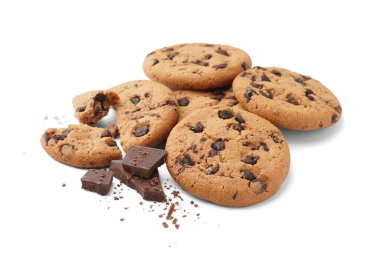 Beyaz arka planda çikolata parçalı lezzetli kurabiyeler