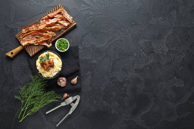 Bir kase lezzetli muz ve siyah arka planda pastırma.