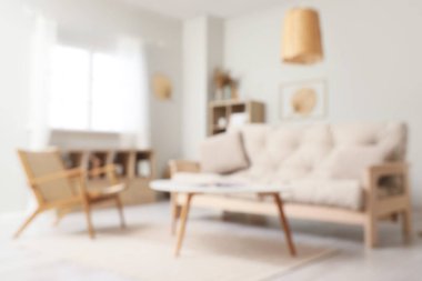 Beyaz kanepe, koltuk ve sehpa ile oturma odasının bulanık görüntüsü