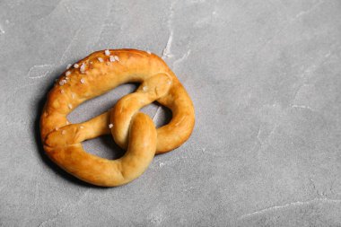 Gri arkaplanda yumuşak simit