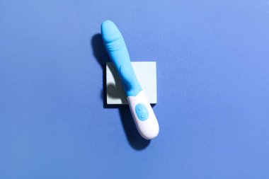 Mavi arka planda vibratörü olan dekoratif podyum
