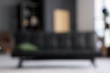 Oturma odası ve siyah kanepenin bulanık görüntüsü