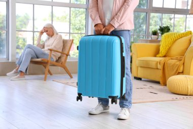 Bavullu olgun bir adam karısını evde bırakıyor. Boşanma kavramı