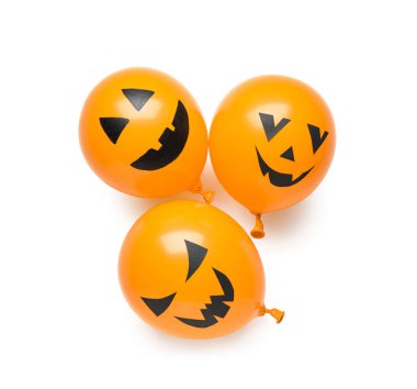 Beyaz arkaplanda farklı turuncu Cadılar Bayramı balonları