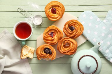 Lezzetli kabuklar ve yeşil ahşap arka planda bir fincan çay.