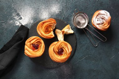 Siyah arkaplanda reçel olan lezzetli kabuklular.