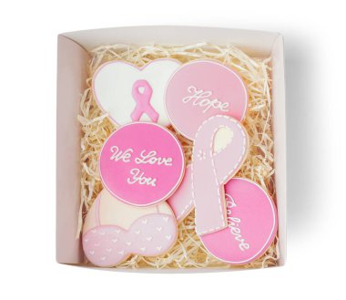 Beyaz arka planda izole edilmiş pembe kurabiyeli kutu. Göğüs kanseri farkındalığı konsepti