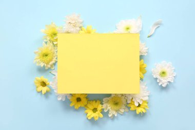 Mavi arka planda güzel kasımpatı çiçekleri olan boş bir kart.