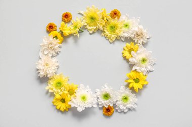 Gri arkaplanda güzel kasımpatı çiçeklerinden yapılmış çerçeve