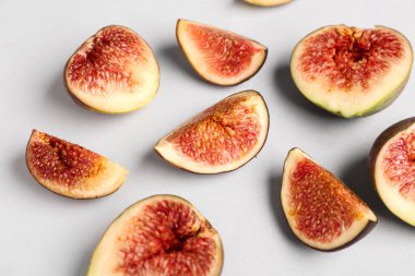 Leylak arkaplanda taze incir kes