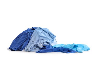 Beyaz arka planda kirli mavi kıyafetler yığını