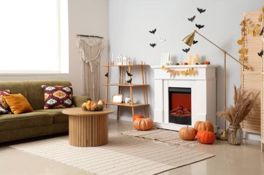 Cadılar Bayramı için şömine ve kağıt sopalarla dekore edilmiş oturma odasının içi.