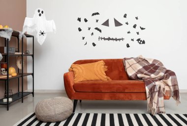 Cadılar Bayramı için kanepeyle dekore edilmiş oturma odasının içi.