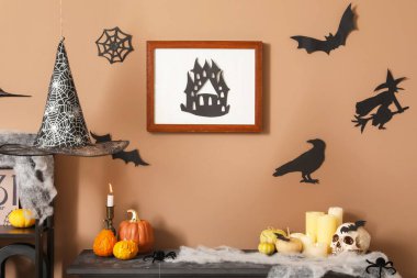 Cadılar Bayramı için şömine rafıyla dekore edilmiş oturma odasının içi.