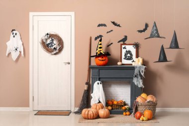 Cadılar Bayramı için kapı ve şömine raflarıyla dekore edilmiş oturma odasının içi.