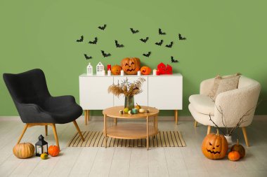 Cadılar Bayramı için koltuk ve koltukla dekore edilmiş oturma odasının içi.