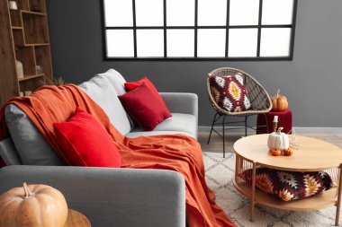 Oturma odasının içi Cadılar Bayramı için kanepe ve masa ile dekore edilmiş.