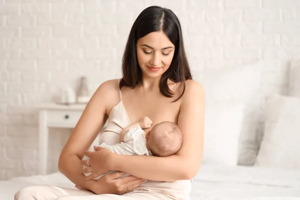 Young Woman Breastfeeding Her Baby Bedroom — Stock Photo, Image