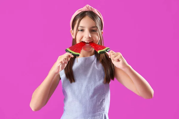 Menina Feliz Comendo Pirulitos Forma Fatias Melancia Fundo Roxo — Fotografia de Stock
