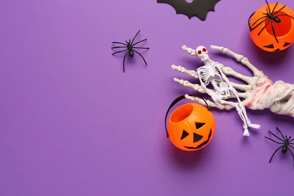 Skladba Kostrou Rukou Dýněmi Papírovým Netopýrem Pavouky Halloweenskou Oslavu Purpurovém — Stock fotografie