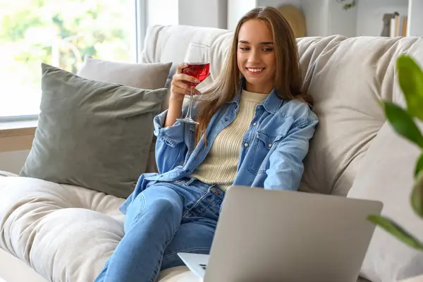 Young Woman Glass Wine Laptop Sitting Couch Living Room — Stock Photo, Image