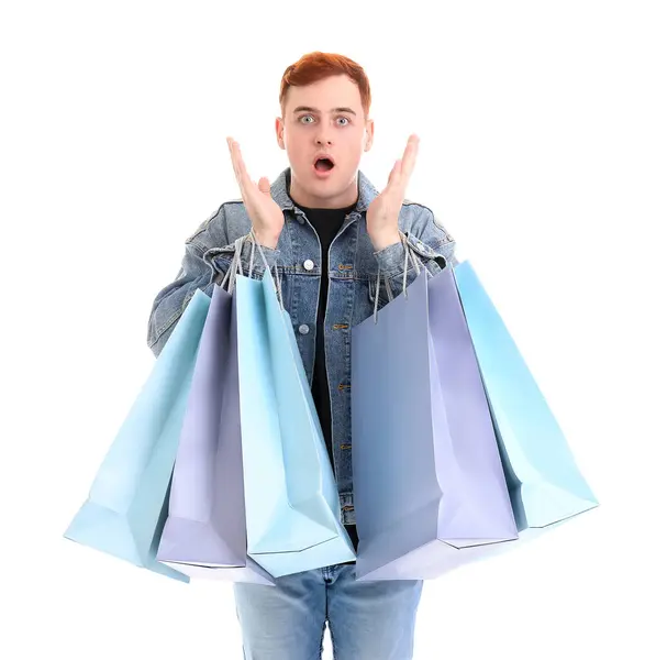 Megdöbbent Fiatal Vörös Hajú Férfi Fehér Hátterű Bevásárlószatyrokkal Fekete Péntek — Stock Fotó