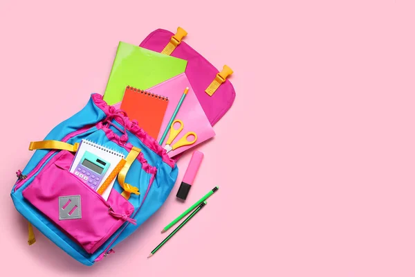 Stilvoller Schulrucksack Mit Verschiedenen Papeterie Auf Rosa Hintergrund — Stockfoto