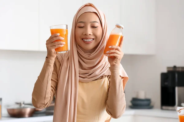 Schöne Junge Asiatin Hijab Mit Glas Und Flasche Frischen Leckeren — Stockfoto