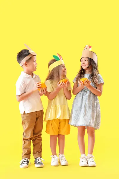 Lindos Niños Pequeños Con Calabazas Sobre Fondo Amarillo Celebración Del — Foto de Stock