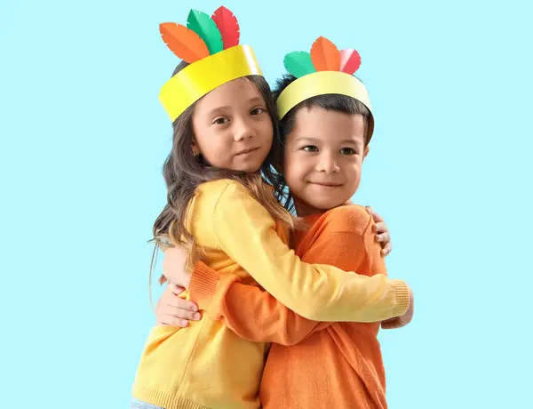 Lindos Niños Pequeños Plumas Papel Abrazándose Sobre Fondo Azul Celebración —  Fotos de Stock