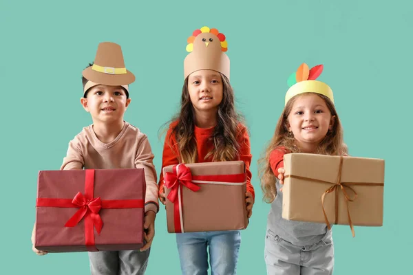 Nette Kleine Kinder Mit Geschenken Auf Grünem Hintergrund Erntedankfest — Stockfoto