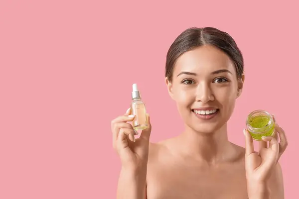 Schöne Asiatische Frau Mit Serum Und Peeling Auf Rosa Hintergrund — Stockfoto