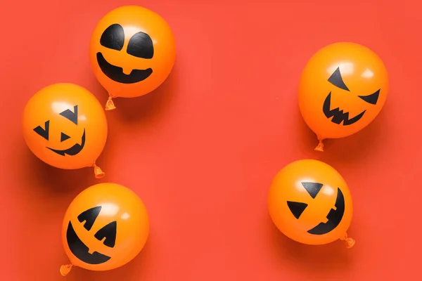 Zabawny Halloween Pomarańczowe Balony Czerwonym Tle — Zdjęcie stockowe