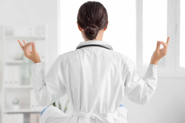 Female Doctor Meditating Clinic Back View — Stock Photo, Image