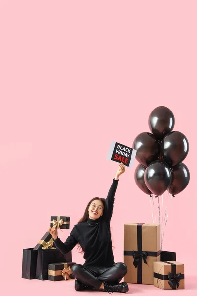 Young Asian Woman Gifts Balloons Pink Background Black Friday Sale — Stock Photo, Image