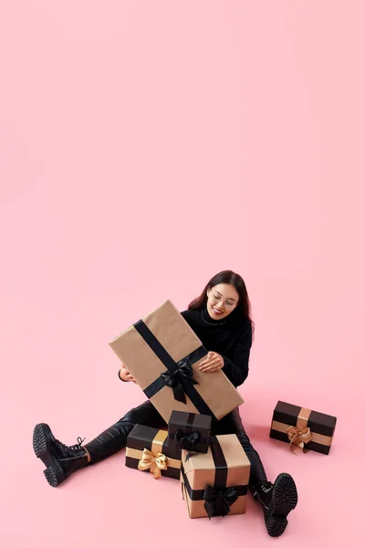Mladá Asiatka Dárky Sedí Růžovém Pozadí Černý Pátek Prodej — Stock fotografie