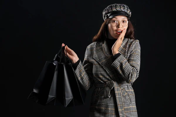 Sorprendido Joven Mujer Asiática Con Bolsas Compras Sobre Fondo Oscuro — Foto de Stock