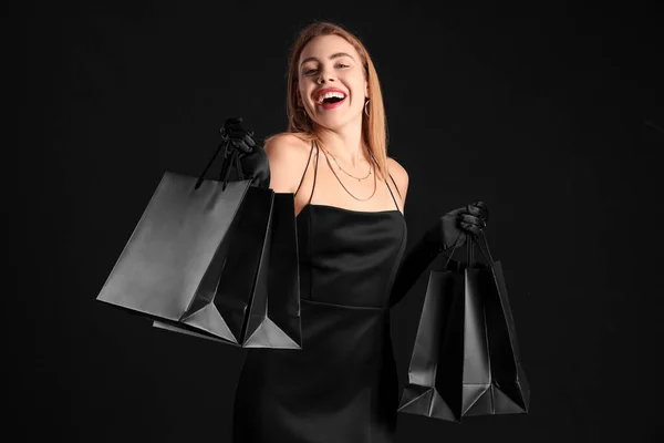 Junge Frau Mit Einkaufstaschen Auf Dunklem Hintergrund Black Friday Verkauf — Stockfoto
