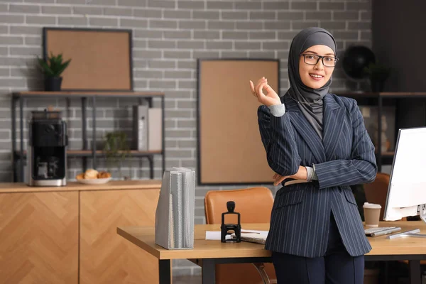 Muslim Businesswoman Working Office — Stock Photo, Image