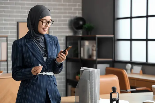 Muslim Businesswoman Earphone Using Mobile Phone Office — Stock Photo, Image