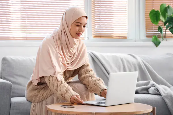 Young Muslim Woman Using Laptop Home — Stock Photo, Image