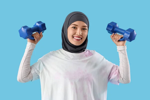 Sporty Muslim Woman Dumbbells Blue Background — Stock Photo, Image