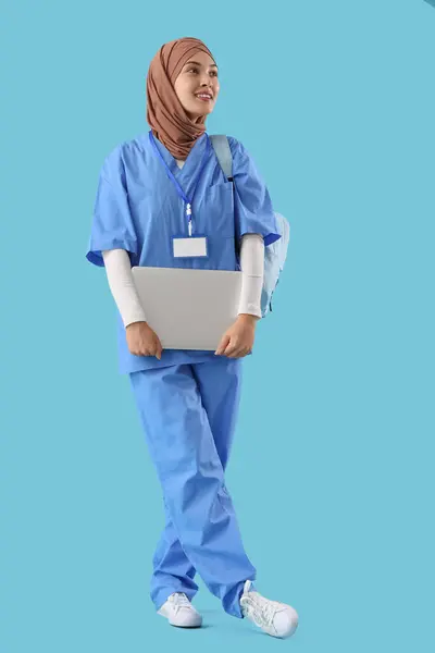 Female Muslim Medical Intern Laptop Blue Background — Stock Photo, Image