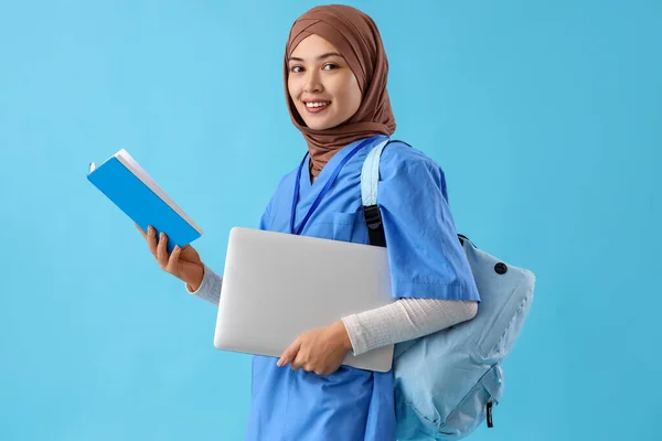 Pasante Médica Musulmana Con Portátil Libro Sobre Fondo Azul —  Fotos de Stock