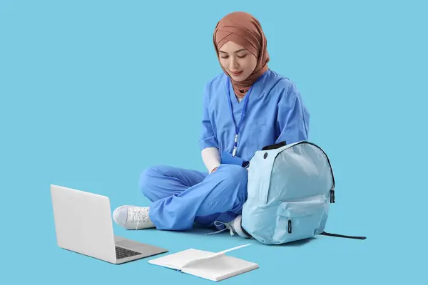Female Muslim Medical Intern Backpack Studying Blue Background — Stock Photo, Image