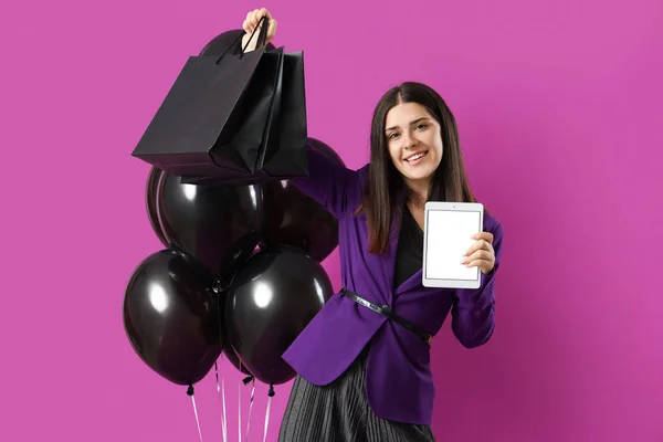 Jonge Vrouw Met Tablet Computer Boodschappentassen Ballonnen Paarse Achtergrond Zwarte — Stockfoto